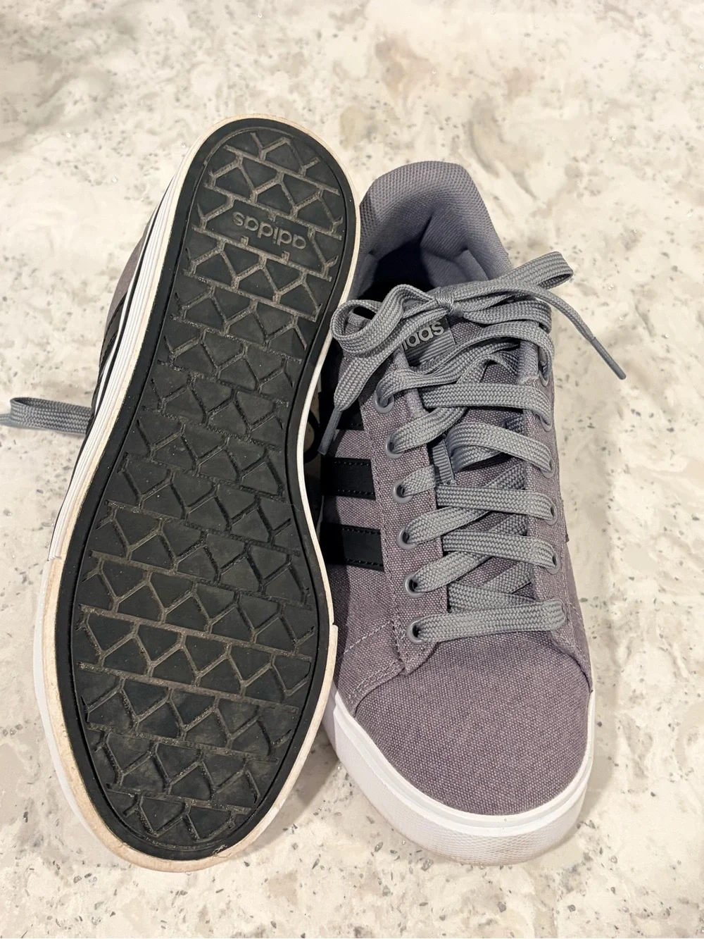 Unisex Gray Canvas Adidas. Daily 4.0. Size 6 men. Size 7 women. Like new.